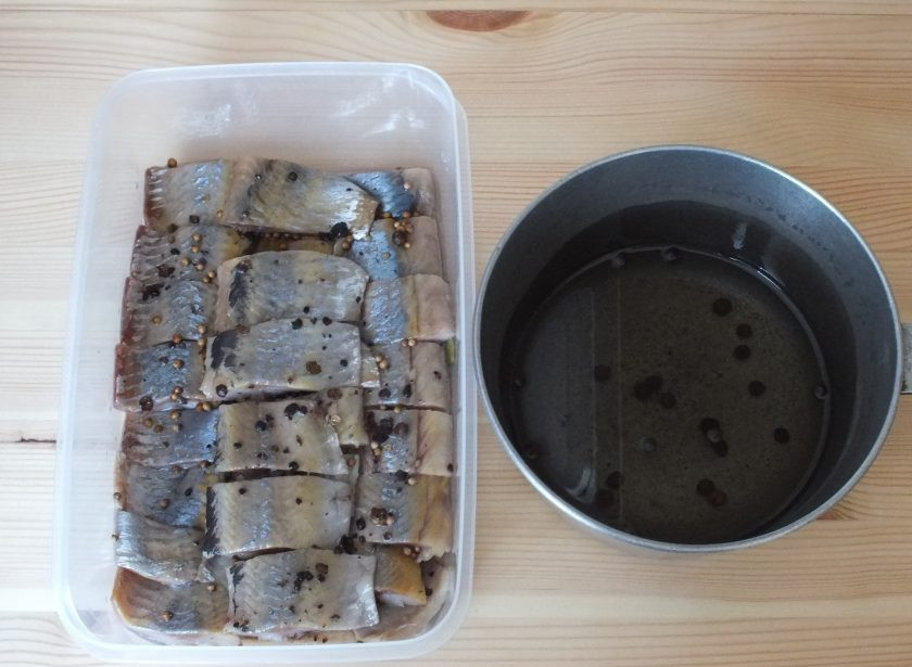 1. Этап. Пресервы из сельди: Таким же образом залейте масло.