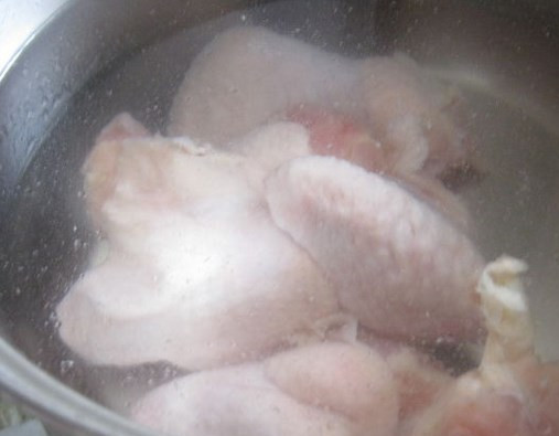 1. Этап. Грибной суп с курицей: Отправляем вариться бульон на курице.
