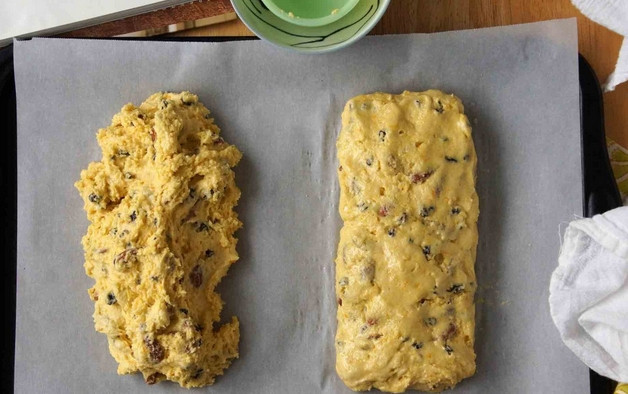 1. Этап. Бискотти с миндалем и смородиной: 4. Разделите тесто на две части. Выложите на противень, застеленный пергаментом, сформировав вот такие прямоугольники. Отправьте в духовку и запекайте 35-40 минут.