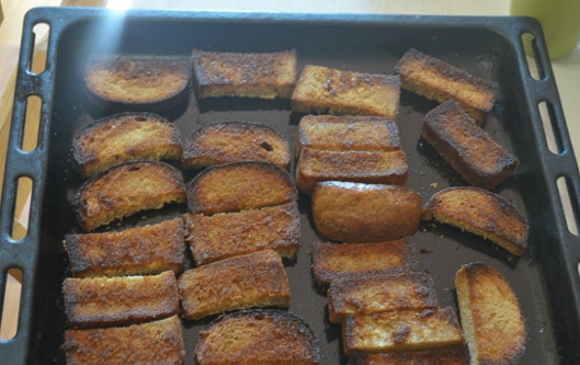 1. Этап. Сухарики домашние: Ставлю противень в духовку при 180 градусах. Духовку нужно предварительно разогреть, чтобы проще было отсчитывать время. Если вы хотите получить зажаристую корочку, ставьте поднос на самую низкую полку. Следите, чтобы сухари не сгорели. Это происходит стремительно. Достаньте поднос через 5-7 минут, проверьте низ хлебушка. Переверните каждый кусочек и поставьте назад дожариваться.