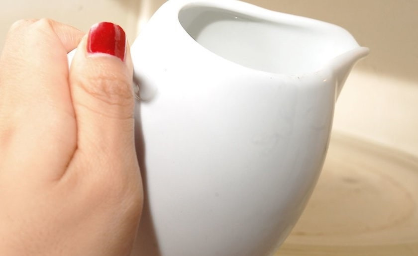 1. Этап. Кэроб (напиток): 1. Соедините молоко с водой и нагрейте, но не доводите до кипения. Можно использовать любое молоко или только воду.