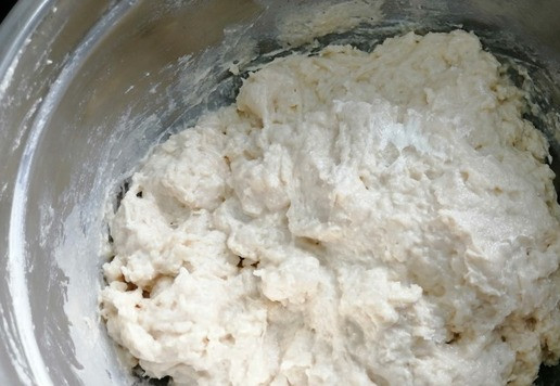 1. Этап. Булочки из безопарного дрожжевого теста: Вымесить тесто. Оно не должно быть упругим. Оно должно быть маслянистым и липким.