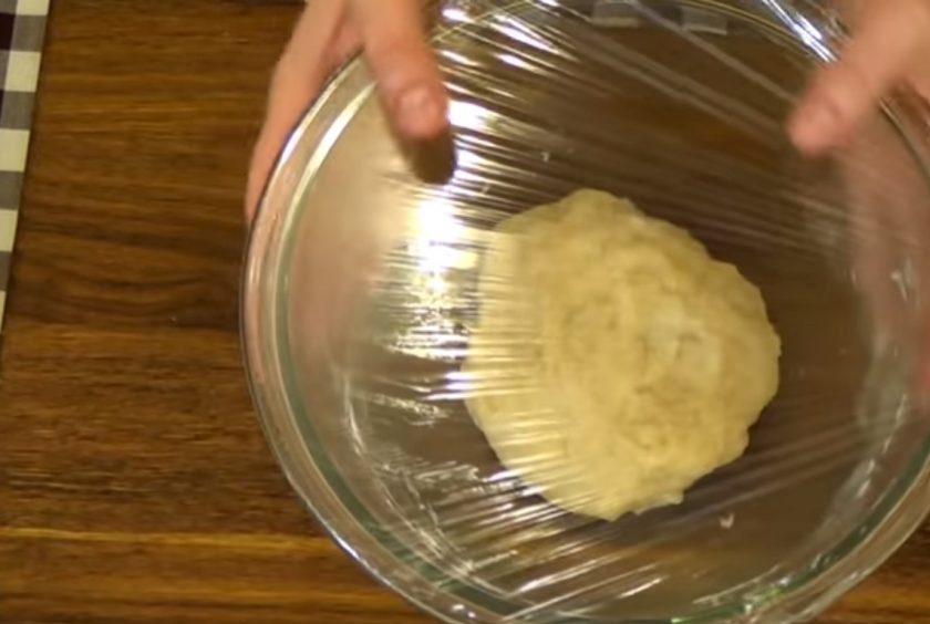 1. Этап. Пирог с яблоками (галета): 1. Просеянную муку смешайте с разрыхлителем и солью, добавьте рафинированное растительное масло и кипяток. Замесите эластичное тесто. Накройте тесто пленкой и отправьте в холодильник на 30 минут.