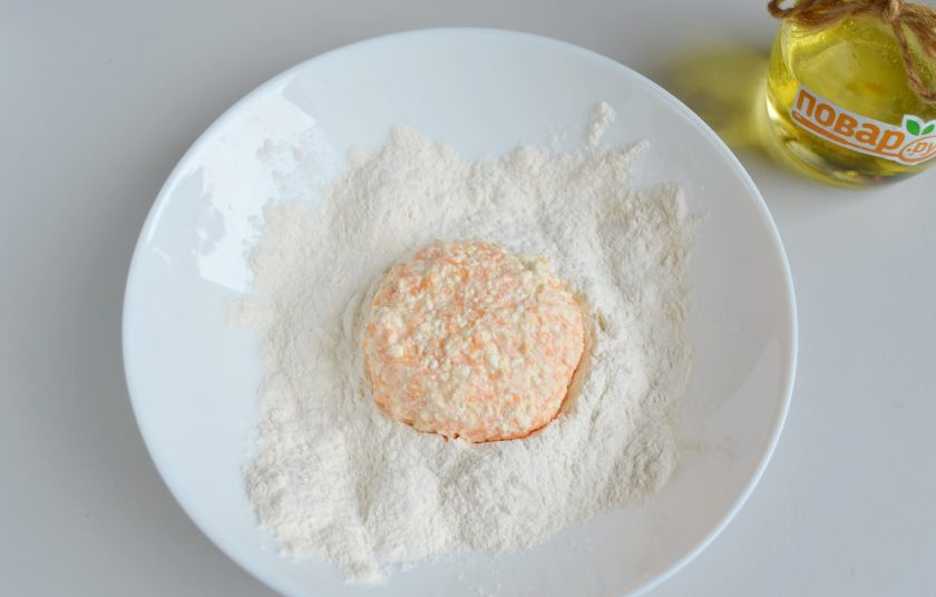 1. Этап. Сырники с тыквой: 5. На тарелочку высыпьте муку, мокрыми руками скатайте шарик из творога с тыквой. Обваляйте в муке осторожно.
