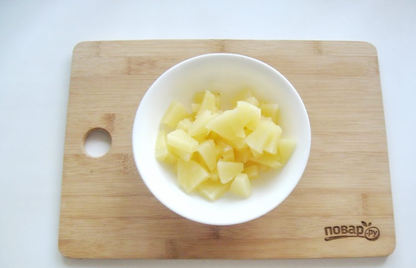 1. Этап. Творожный десерт Старая Рига: Консервированные ананасы нарежьте небольшими кусочками, но не очень мелко.