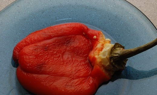 1. Этап. Хумус с паприкой: 3. Удалите семена из перца и обжарьте его слегка на сковороде.