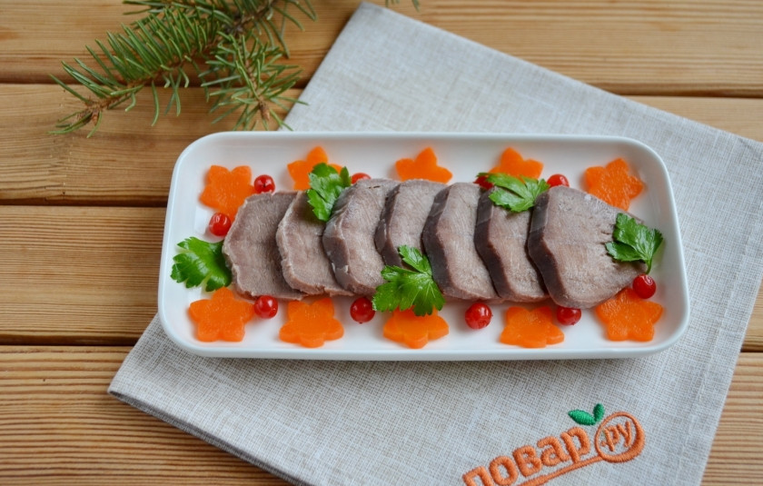 1. Этап. Заливное из языка на Новый Год: Возьмите тарелочки с высокими бортиками. Разложите на них язык и украшение. У меня это цветочки из вареной моркови, ягоды калины, петрушка.