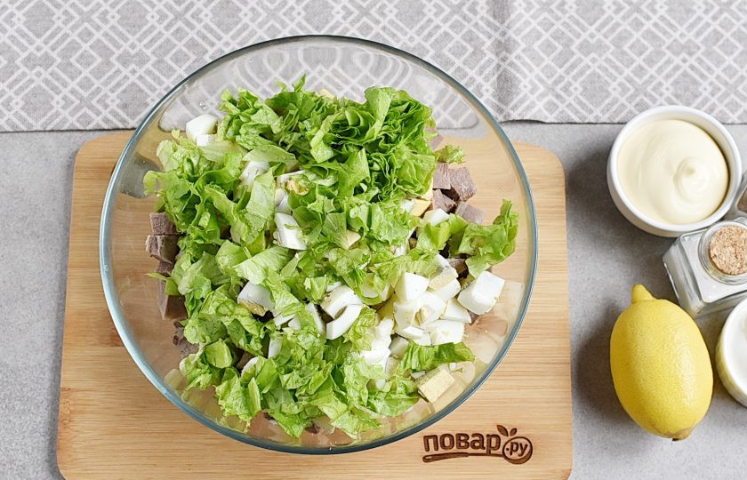 1. Этап. Салат Гурман с языком: Добавьте нарезанный салат. Важно хорошо просушить салат перед нарезкой.