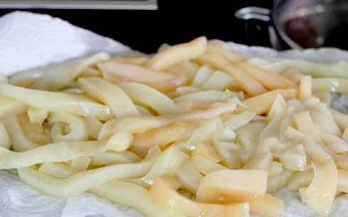 1. Этап. Салат кальмаровый: Тщательно очистите кальмаров, удалите пленочки. Нарезаем кальмаров кольцами или полосками. Подсушиваем.