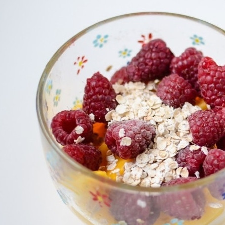 1. Этап. Смузи из манго и ягод: 4. Добавьте в кружку также пару ложек овсяных хлопьев.