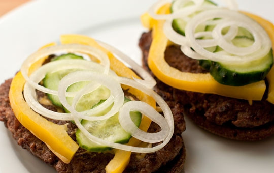 1. Этап. Домашний гамбургер с ржаным хлебом: Выкладываем на котлетку тонко нарезанные овощи, накрываем второй лепешкой.