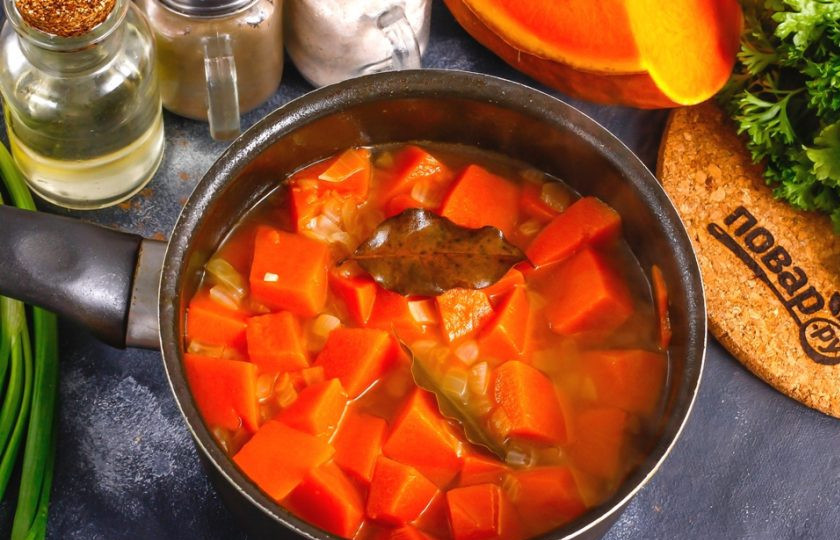 1. Этап. Диетический суп из тыквы: Когда кусочки тыквы станут мягкими и будут легко протыкаться ножом, нагрев выключите.