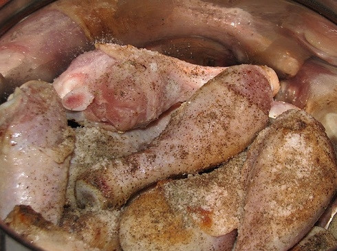 1. Этап. Куриные ножки тушеные в сметане: Перекладываем обжаренные ножки в кастрюлю, добавляем соль, перец, лавровый лист и сушеные травы.