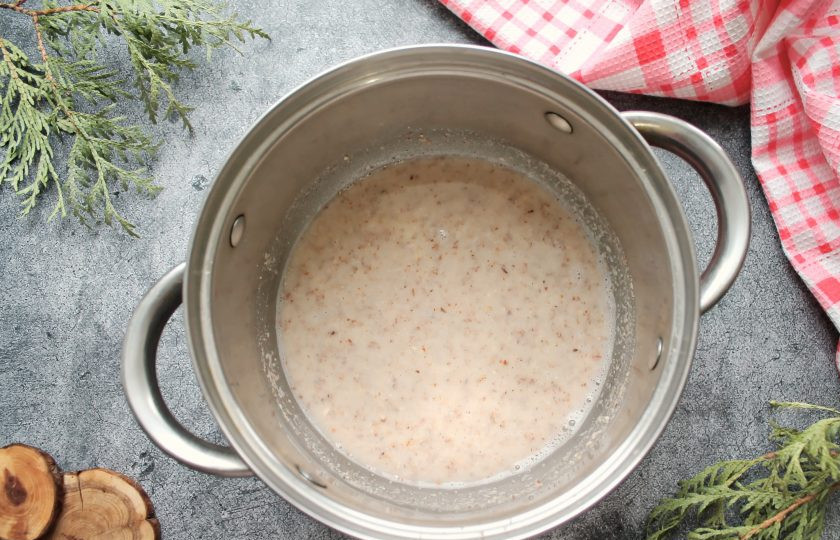 1. Этап. Миндальная гранита: Залейте миндальную крошку половиной воды и пробейте еще раз блендером. Дайте постоять 30 минут.