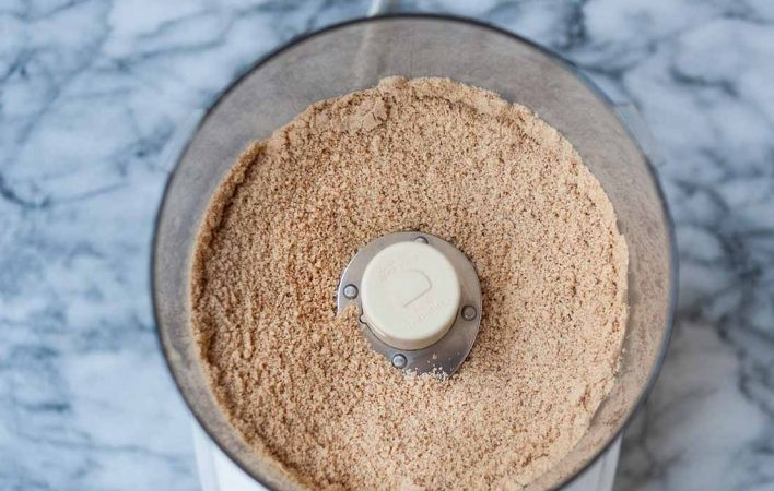 1. Этап. Ванильный чизкейк без выпечки: 2. Измельчите крекеры в мелкую крошку.