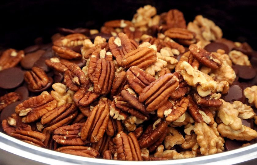 1. Этап. Шоколад с орехами: Затем в большую кастрюлю выложите весь шоколад. Немного растопите его и добавляйте орехи.