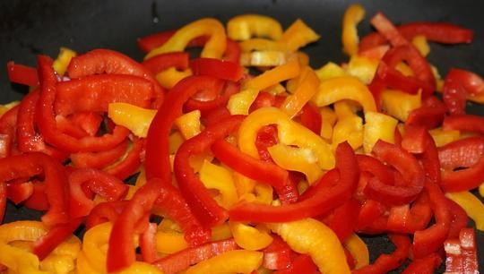 1. Этап. Говядина, тушенная со сладким перцем: Перец нарежьте соломкой. Обжарьте его в масле на среднем огне в течение 10 минут, помешивая.