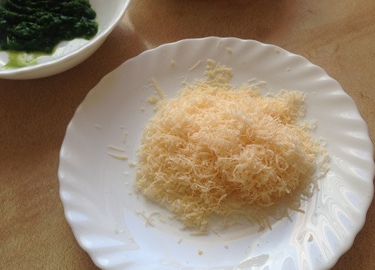 1. Этап. Морковно-шпинатное суфле: 4. Сыр натираем на мелкой терке.