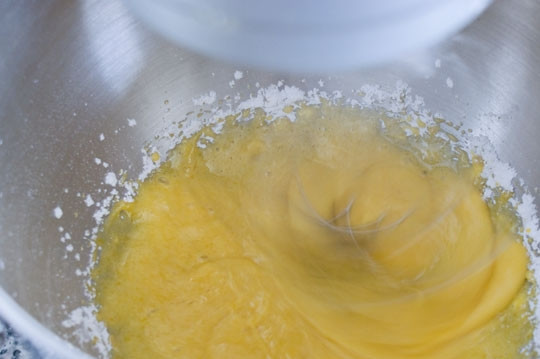 1. Этап. Бисквитный торт с шоколадом: 3. Взбейте до однородности.