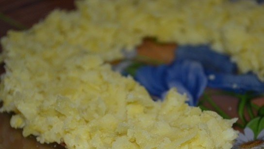 1. Этап. Салат Подкова: 1. Картошку отварить в мундире до готовности. Отсудить, очистить и натереть на крупной терке. Выложите нижним слоем в сервировочное блюдо. Выкладывайте картофель дугой, в форме подковы.