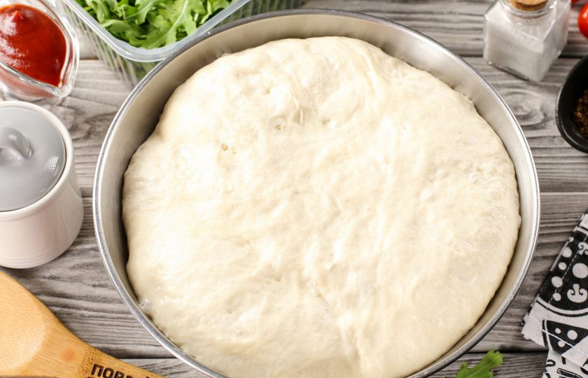 1. Этап. Пицца с рыбой: Тесто должно хорошо увеличиться в размере.