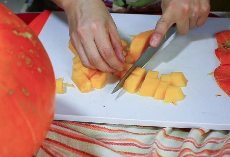 1. Этап. Начинка для пирожков из тыквы: Очищаем тыкву от кожуры и разрезаем на небольшие кубики.