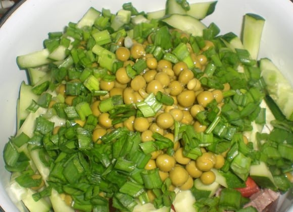 1. Этап. Салат пикантный с языком: В тарелке смешайте все ингредиенты, добавьте мелко порубленный зеленый лук и зелень по вкусу, а также горошек.