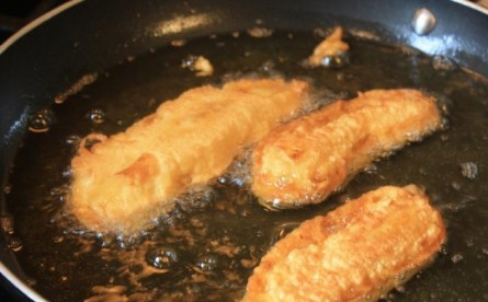 1. Этап. Бананы в кляре простые: 6. Обжаривайте бананы с двух сторон до золотистой корочки.