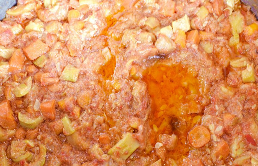 1. Этап. Вкусная икра из кабачков на зиму: Когда овощи хорошо протушились, снимите с огня и остудите.