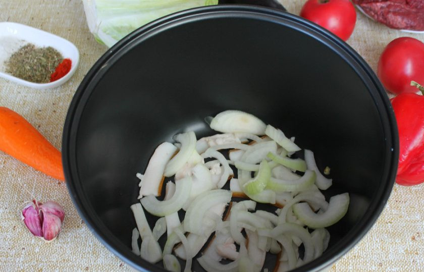 1. Этап. Домляма в мультиварке: Добавляем нарезанный лук.