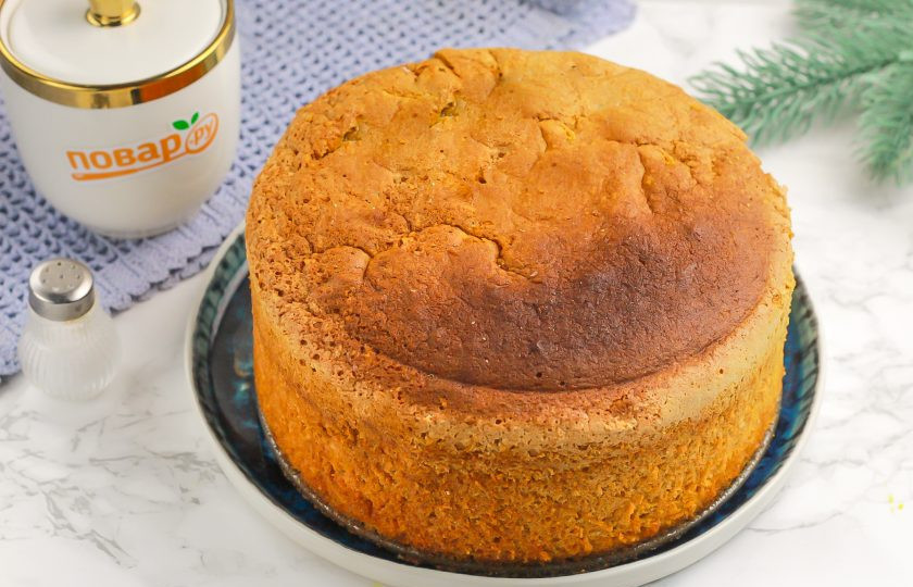 1. Этап. Торт Змея на Новый год: Выпекайте бисквит 30-35 минут до сухой шпажки, выходящей из его середины. Затем извлеките бисквит в форме из духовки и переверните на бок, чтобы он остыл, но не опал в процессе остывания.