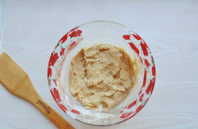 1. Этап. Коврижка с абрикосами: Замесите крутое тесто, такой консистенции, чтобы можно было скатать шарики.