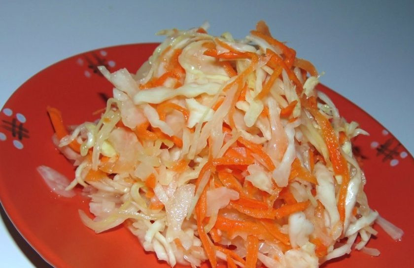 1. Этап. Засолка капусты горячим рассолом: Оставьте капусту на 3 дня в таком виде. Иногда открывайте марлю, придавливая капусту. После банку закройте крышкой. Приятного аппетита!