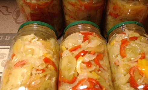 1. Этап. Салат из помидор и огурцов на зиму: Убираем остывшие банки с салатом в кладовку и открываем по мере надобности.