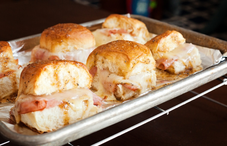 1. Этап. Простые сэндвичи с пикантным соусом: 9. Отправьте в разогретую до 200 градусов минут на 10 и после горячими подавайте простые сэндвичи с пикантным соусом к столу. Приятного аппетита!