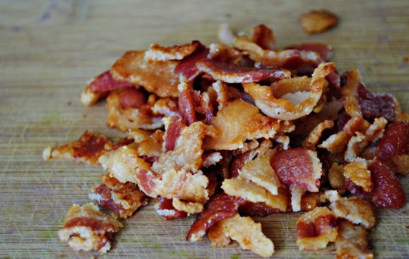 1. Этап. Салат с капустой и фенхелем: 4. Бекон обжарьте пару минут на сковороде-гриль до золотистой корочки, потом всё нарежьте.