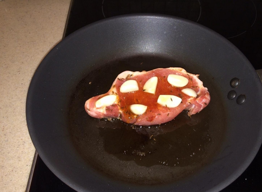 1. Этап. Стейк из свиной корейки: 5. Обжариваем с двух сторон на оливковом или растительном масле до готовности.