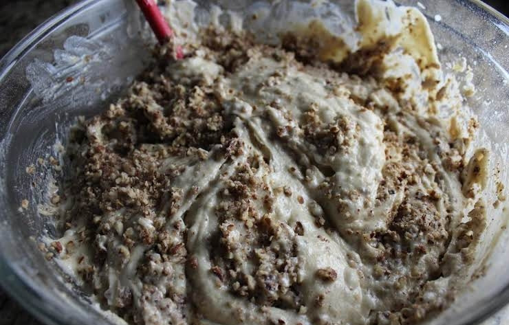 1. Этап. Домашний кекс: 6. Добавьте измельченные орехи и перемешивайте до образования однородной массы.