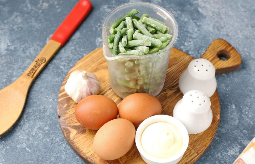 1. Этап. Салат из зеленой фасоли с яйцами: Подготовьте все ингредиенты. Яйца заранее отварите и дайте остыть.
