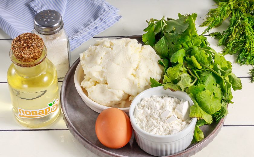 1. Этап. Сырники с кинзой: Подготовьте указанные ингредиенты. Творог можно использовать любой жирности. Лучше пусть он будет слегка суховатый, чем влажный!