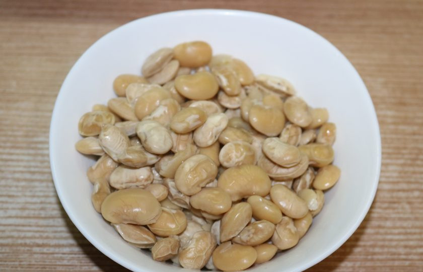 1. Этап. Фасоль с колбасками: Фасоль отварите до полуготовности.