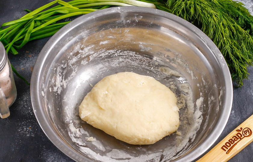 1. Этап. Пита с тунцом: Сформируйте колобок теста и накройте его пищевой пленкой, оставляя на 10 минут.