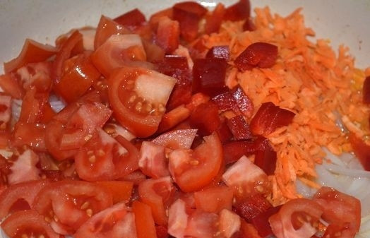 1. Этап. Картофельный суп со свининой: 6. Добавьте туда же тертую морковь, нарезанный кубиками перец и помидорки. Впрочем, в зажарку вы можете использовать любые овощи, которые вам больше по вкусу.