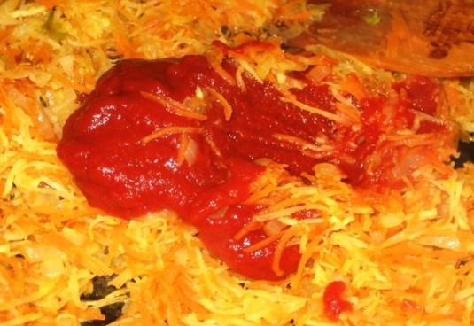 1. Этап. Щи боярские: Поджарим все вместе немного на сливочном масле, добавим томатную пасту, потушим еще минуты 2.