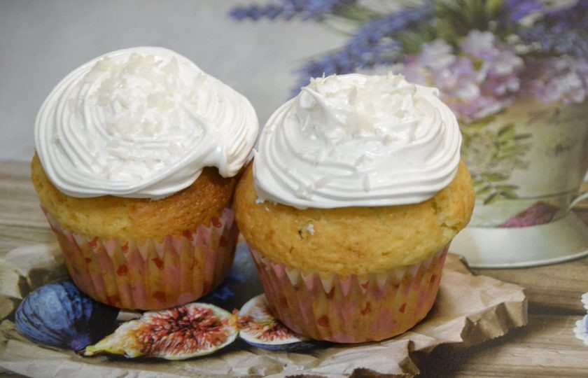 1. Этап. Кексы из кокосовой муки: А теперь можно звать всех к чаю с ароматными кокосовыми кексами с белоснежным кремом.