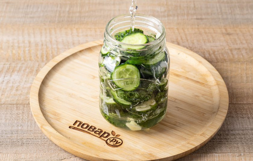 1. Этап. Салат из огурцов с базиликом на зиму: Влейте в банку горячий маринад.