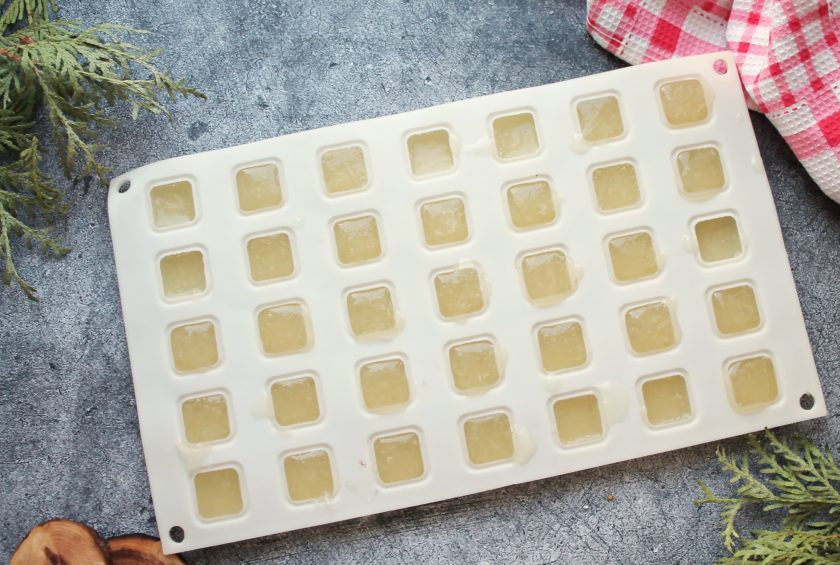 1. Этап. Желейные конфеты в шоколаде: Остудите массу до теплого состояния и разлейте по формочкам для конфет. Уберите в холодильник до полного застывания.