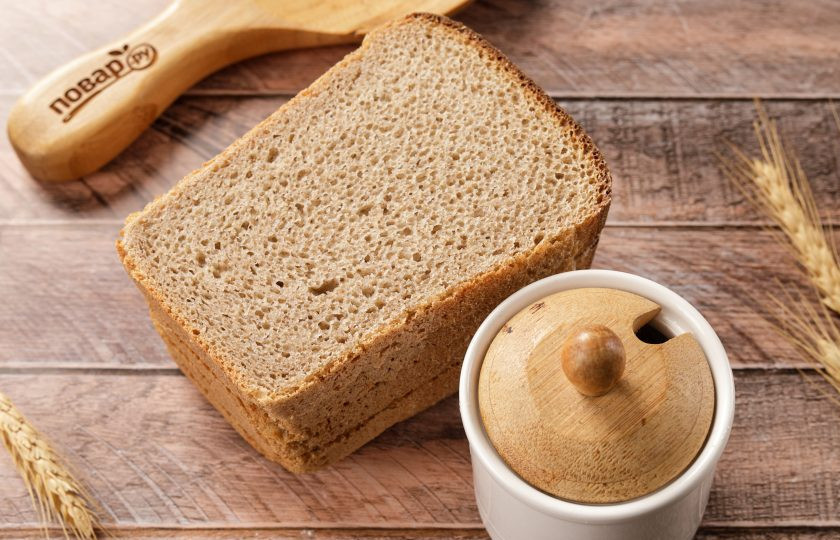 1. Этап. Квас Натуральный: Подготовьте все ингредиенты. Хлеб можно использовать любой, ржаной или пшеничный, или смесь. Главное, чтобы настоящий. Сушить его не надо.