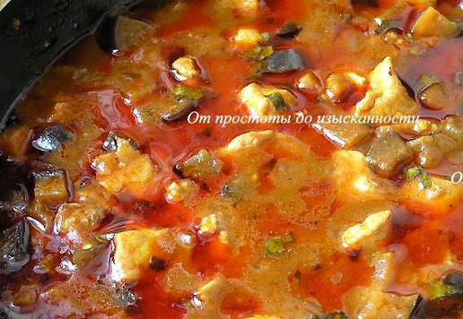 1. Этап. Курица в соусе карри с баклажанами: Тушите до мягкости. В конце приготовления добавьте сахар, рыбный соус и мелко нарезанные листики базилика.