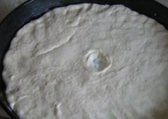 1. Этап. Осетинский пирог с картошкой: В центре сделайте небольшое отверстие, чтобы выходил пар.